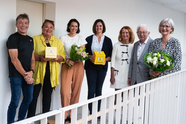 Von links: Werner Elsnig (Fotoclub Ottensheim), Ulrike Parnreiter (Vorstandsmitglied Verein Hilfswerk Region Ottensheim), Sandra Forstner (OÖ Hilfswerk, Leitung Familien- und Sozialzentrum Ottensheim), Maria Hagenauer (Bürgermeisterin Marktgemeinde Ottensheim), Viktoria Tischler (Geschäftsführung OÖ Hilfswerk), Herbert Loher (Obmann a.D. Verein Hilfswerk Region Ottensheim), Eva Maria Gattringer (Obfrau Verein Hilfswerk Region Ottensheim). | Foto: Werner Elsnig/Fotoclub Ottensheim