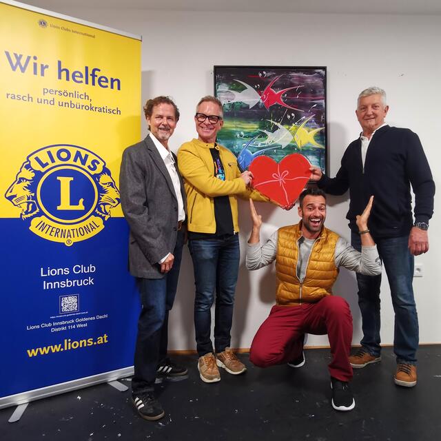V.l.n.r.: Heinz Aschenbrenner (Lions Club Innsbruck Goldenes Dachl) – GHiii Gerald Huber (Künstler) – Thomas Falkner (Helfen mit Herz) – Manfred Folie (Künstler) | Foto: GHiii