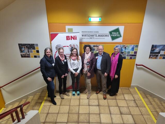 Michaela Esberger (BNI Zwettl), Julia Hinterndorfer und Anja Litschauer (beide ÜFA Crazy Corner), Gaby Gaukel (BNI Waldviertel), Christian Schrofler (Partnerdirektor BNI Zwettl) und Direktorin Martina Dorfinger. | Foto: Lauffeuer Marketing