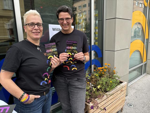 Bei der "Feminale" sind alle Frauen, egal ob aus der queeren Community oder der Gesamtgesellschaft und unabhängig von ihrer sexuellen Orientierung, willkommen, betonen HOSI-Obfrau Astrid Pracher (rechts im Bild) und HOSI-Frauenreferentin Doris Posch. | Foto: Lisa Gold