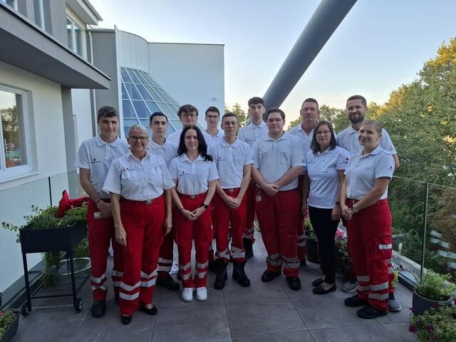 Begrüßung in der Bezirksstelle Oberpullendorf: Zivldiener: Karner Samuel Elias, Kollarich Pascal, Schöberl Gerald, Steinwenker Marc-Andre, Hotwagner Marvin, Grubits Justin, Tröscher Elias, Pauliscka Dominic und neue FSJ: Sommer Katharina mit der Bezirksstellenleitung Angela Pekovics, Stellvertreterin Angelika Mileder, Stellvertreter Julian Heissenberger, Dienstführerstellvertreter Tom Schedl und Sekretärin Barbara Windisch. | Foto: RK OP, Angelika Mileder 