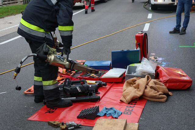 Transportercrash zwischen Wels und Gunskirchen: Drei Fahrzeuge wurden beschädigt und die Wiener Straße musste gesperrt werden. | Foto: laumat.at