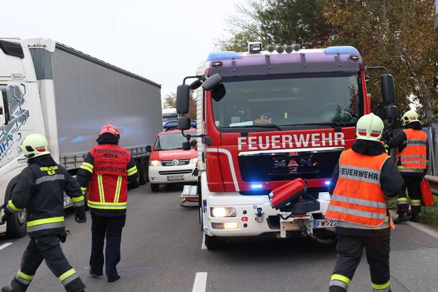 Transportercrash zwischen Wels und Gunskirchen: Drei Fahrzeuge wurden beschädigt und die Wiener Straße musste gesperrt werden. | Foto: laumat.at