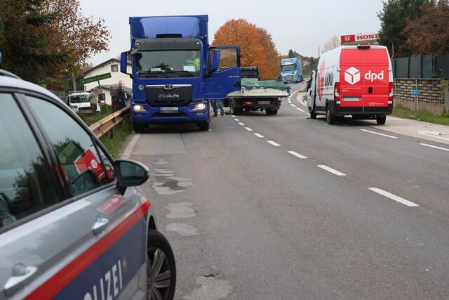Transportercrash zwischen Wels und Gunskirchen: Drei Fahrzeuge wurden beschädigt und die Wiener Straße musste gesperrt werden. | Foto: laumat.at
