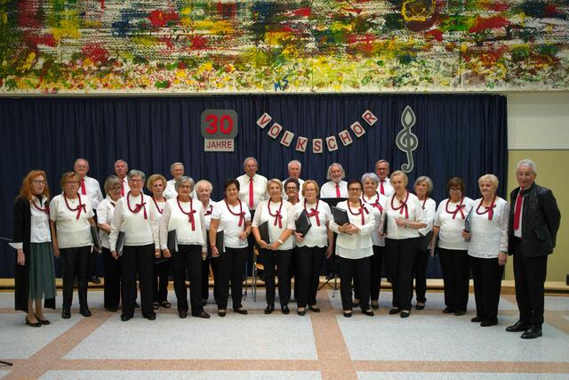Bei seinem Jubiläumskonzert in der Aula des Gymnasijms gab der Volkschor Güssing traditionelle Volkslieder und bekannte Schlager zum Besten. | Foto: Rainer Riedl