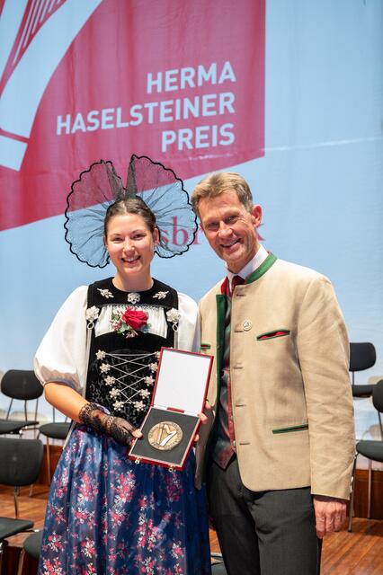 Hema Haselsteiner-Preisträgerin aus der Schweiz, Daria Occhini und Festabend-Moderator Peter  Kostner | Foto: TVM