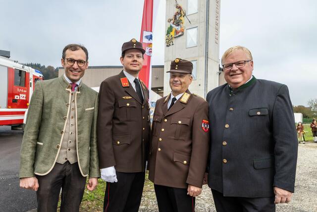 Von links: Bürgermeister Christian Altendorfer (Seeham), Ortsfeuerwehrkommandant Richard Leitner, Landesfeuerwehrkommandant Günter Trinker und Bürgermeister Simon Wallner (Obertrum) bei der feierlichen Eröffnung. | Foto: Land Salzburg/Neumayr/Hofer