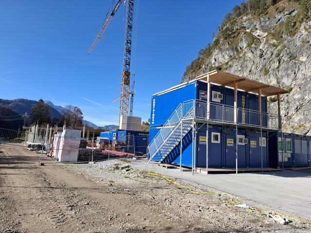 In einem aufgelassenen Steinbruch entsteht die Skifabrik. 