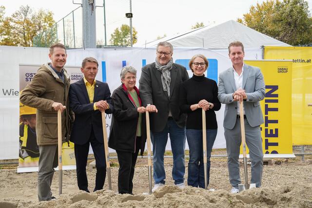 Der Spatenstich am Kinkplatz erfolgte. Mit dabei Sportstadtrat Peter Hacker (3.v.r.) und Bezirkschefin Michaela Schüchner (2.v.r., beide SPÖ.).  | Foto: Martin Baumgartner