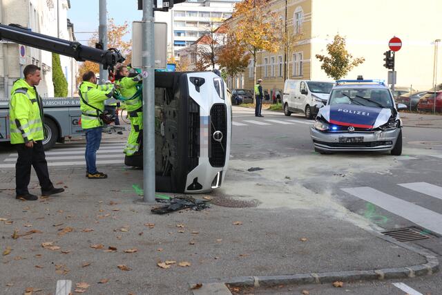 Schwerer Crash auf der Eisenhowerstraße in der Welser Innenstadt: Der Zusammenstoß zwischen einem Polizeiauto und einem Volvo forderte fünf Verletzte. | Foto: laumat.at