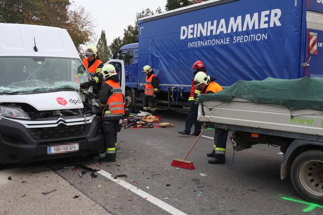 Transportercrash zwischen Wels und Gunskirchen: Drei Fahrzeuge wurden beschädigt und die Wiener Straße musste gesperrt werden. | Foto: laumat.at