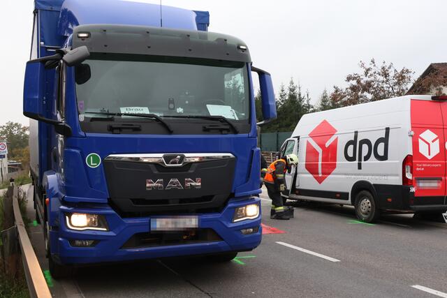Transportercrash zwischen Wels und Gunskirchen: Drei Fahrzeuge wurden beschädigt und die Wiener Straße musste gesperrt werden. | Foto: laumat.at