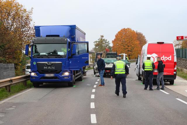 Transportercrash zwischen Wels und Gunskirchen: Drei Fahrzeuge wurden beschädigt und die Wiener Straße musste gesperrt werden. | Foto: laumat.at