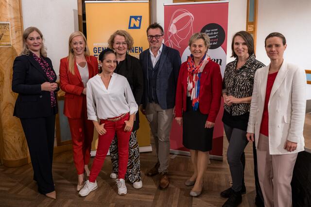 (v.l.n.r.): Geschäftsführerin Christiane Feigl (Welt der Frauen), Chefredakteurin Sabine Kronberger (Welt der Frauen), Caroline Athanasiadis (Schauspielerin &amp; Sängerin), Frauen-Landesrätin Christiane Teschl-Hofmeister, Bürgermeister Hans-Jürgen Resel, Anna Rosenberger (Katholische Frauenbewegung St. Pölten), Eva-Maria Schmidt (Soziologin Österreichisches Institut für Familienforschung an der Universität Wien) und Elisabeth Cinatl (Leiterin des Vereins wendepunkt) | Foto: Richard Marschik