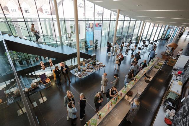 Die Teilnehmer des Tourismusforums Weiz im inspirierenden Austausch mit Branchenkolleginnen und -kollegen. | Foto: crosseye Marketing Gmbh @90frm.com