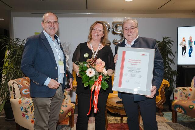 Andreas Schlemmer (li.) und Vinzenz Harrer (re.) gratulierten Evelyn Götz zum 25-jährigen Bestehen der crosseye Marketing GmbH. | Foto: crosseye Marketing Gmbh @90frm.com