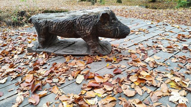 Das hölzerne Wildschwein ist ein Spaß für die Kinder... | Foto: I.Wozonig