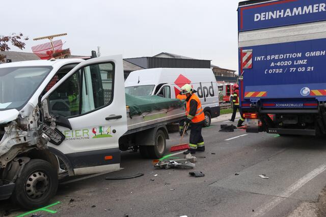 Transportercrash zwischen Wels und Gunskirchen: Drei Fahrzeuge wurden beschädigt und die Wiener Straße musste gesperrt werden. | Foto: laumat.at