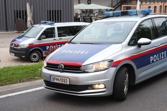 Transportercrash zwischen Wels und Gunskirchen: Drei Fahrzeuge wurden beschädigt und die Wiener Straße musste gesperrt werden. | Foto: laumat.at