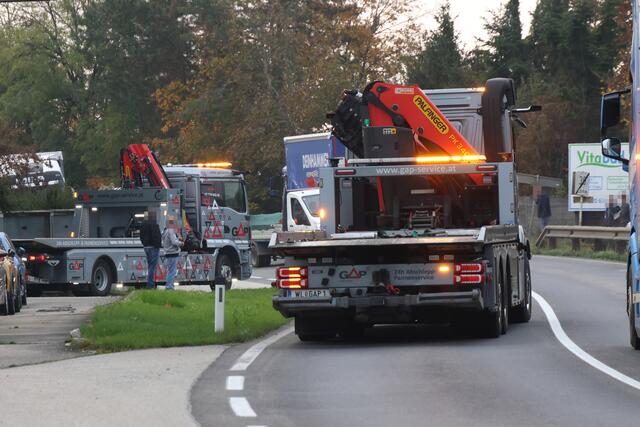 Transportercrash zwischen Wels und Gunskirchen: Drei Fahrzeuge wurden beschädigt und die Wiener Straße musste gesperrt werden. | Foto: laumat.at