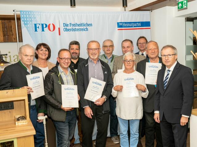 Die anwesenden geehrten Mitglieder mit Bezirksparteiobmann Wolfgang Klinger bei der Ehrung. | Foto: FPÖ GR/EF
