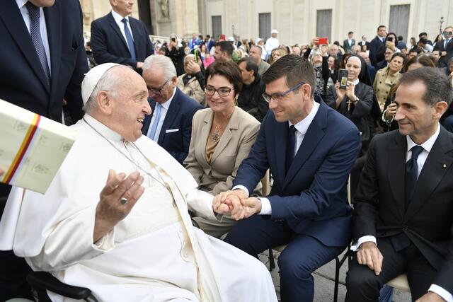 Martin Gruber und Beate Prettner bei Papst Franziskus | Foto: Vatican Media