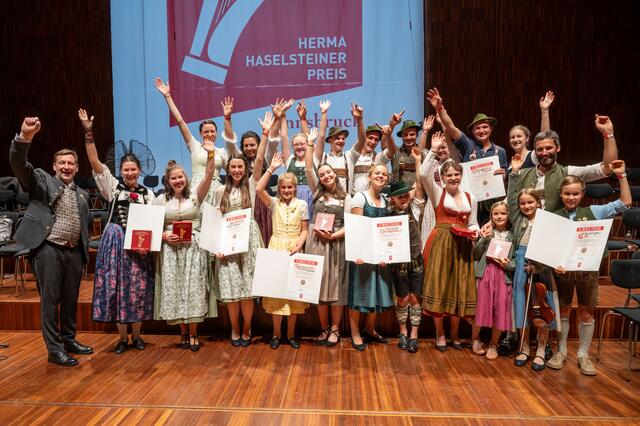 Herma-Haselsteiner-Preis: Familienmusik Eßl aus Salzburg, die Geschwister Strasser und die Saitenstraßenmusi aus Bayern, an die Gesangsgruppe Glanschlzwüllinge aus Kärnten, die Gesangssolistin Daria Occhini aus der Schweiz und an die Hackbrettmusig der Landesmusikschule Kitzbühel. | Foto: TVM
