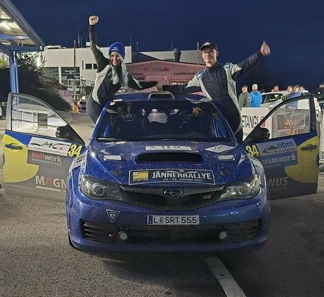 Pilot Jan Dolzer aus St. Gotthard und seine Beifahrerin Celine Kreps. | Foto: Dolzer