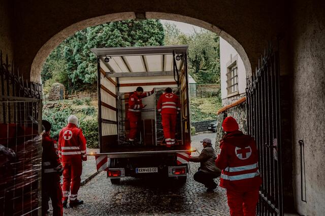 Mitglieder des Team Österreich unterstützen das Rote Kreuz Niederösterreich bei den Aufräumarbeiten | Foto: RK NÖ/Felix Kager