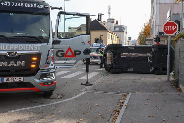 Schwerer Crash auf der Eisenhowerstraße in der Welser Innenstadt: Der Zusammenstoß zwischen einem Polizeiauto und einem Volvo forderte fünf Verletzte. | Foto: laumat.at