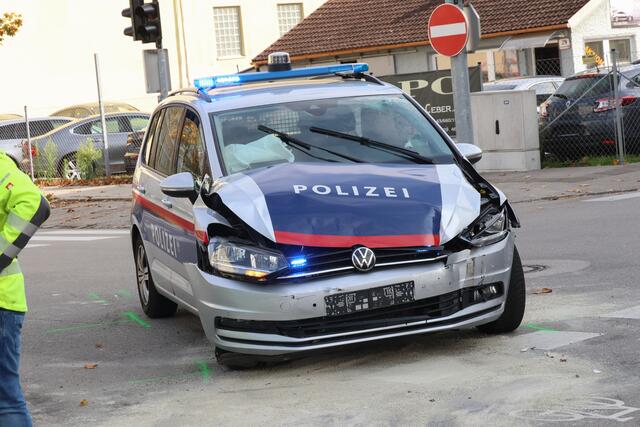 Schwerer Crash auf der Eisenhowerstraße in der Welser Innenstadt: Der Zusammenstoß zwischen einem Polizeiauto und einem Volvo forderte fünf Verletzte. | Foto: laumat.at