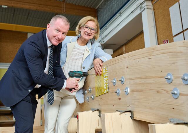 Leyrer + Graf CEO Stefan Graf und Landeshauptfrau Johanna Mikl-Leitner montierten ein Schild auf die Holzskulptur | Foto: Evi Leutgeb