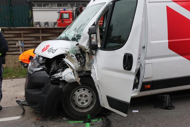 Transportercrash zwischen Wels und Gunskirchen: Drei Fahrzeuge wurden beschädigt und die Wiener Straße musste gesperrt werden. | Foto: laumat.at