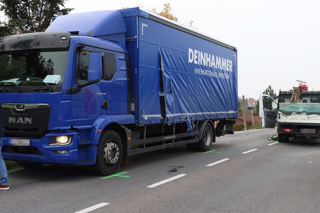 Transportercrash zwischen Wels und Gunskirchen: Drei Fahrzeuge wurden beschädigt und die Wiener Straße musste gesperrt werden. | Foto: laumat.at