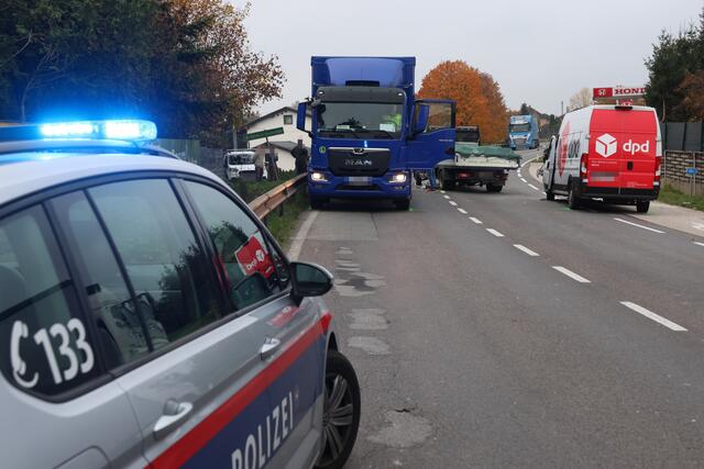 Transportercrash zwischen Wels und Gunskirchen: Drei Fahrzeuge wurden beschädigt und die Wiener Straße musste gesperrt werden. | Foto: laumat.at