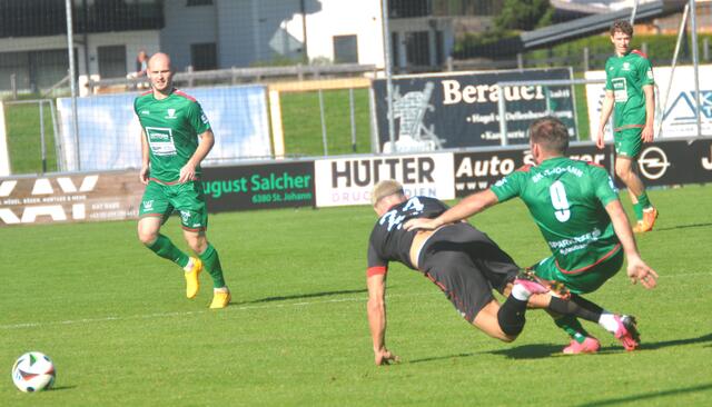 Die St. Johanner (grün) brachten Wörgl sprichwörtlich in letzter Minute zu Fall. | Foto: Kogler