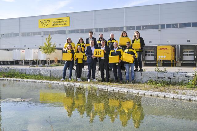 0 Jahre Logistikzentrum Oberösterreich: Peter Umundum, Generaldirektor-Stellvertreter und Vorstand für Paket &amp; Logistik (unten vierter v.l.), mit Franz Reichl, Leitung regionale Logistikzentren West (unten dritter v.l.) und Mariusz Wierzbicki, Produktionsleitung (unten fünfter v.l.), sowie einigen Mitarbeiter*innen am Standort. | Foto: GEPA pictures/Österreichische Post