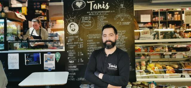 Hüseyin Tanis arbeitet seit 18 Jahren am Kutschkermarkt. | Foto: Martin Zimmermann