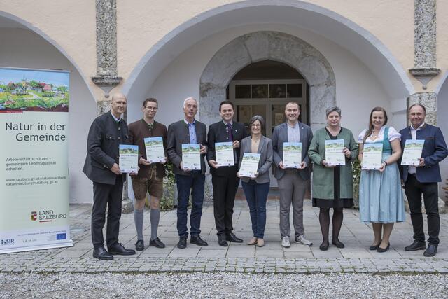 Die Urkunden wurden an Vertreter von Werfen, Ebenau, Großarl, Mattsee, Wals-Siezenheim, Kaprun, Henndorf, Koppl und Berndorf in Werfen übergeben. | Foto: Land Salzburg/Neumayr/Christian Leopold