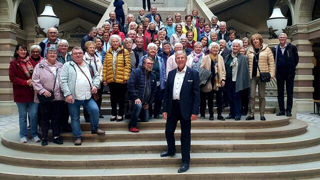 60 Mistelbacher in Wien auf den Treppen des altehrwürdigen Justizpalastes. | Foto: Ilse Goisauf