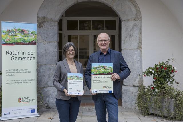 Karin Juriga (e5-Koordinatorin Gemeinde Wals-Siezenheim) nimmt die Urkunde für Wals-Siezenheim entgegen. | Foto: Land Salzburg/Neumayr/Christian Leopold