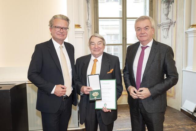 LH Christopher Drexler (I.) und LH-Stv. Anton Lang (r.) überreichten das Große Ehrenzeichen des Landes Steiermark an Günter Josef Krejs | Foto: Land Steiermark/ Foto Fischer