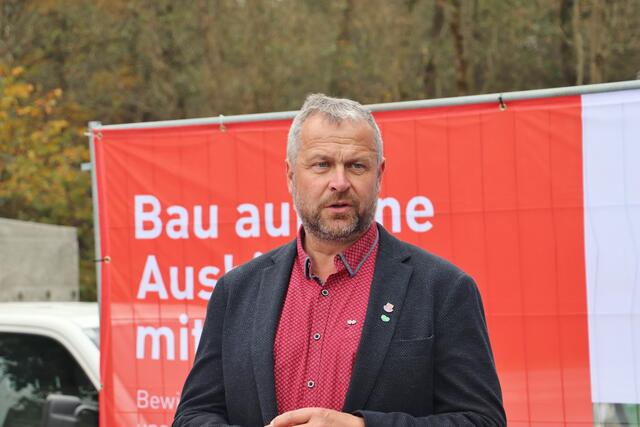 Bgm. Robert Tulnik: "Die Verbreiterung des Geh- und Radweges ist nicht nur ein Gewinn für die Verkehrssicherheit, sondern auch ein bedeutender Beitrag zum Umweltschutz".  | Foto: Edith Ertl
