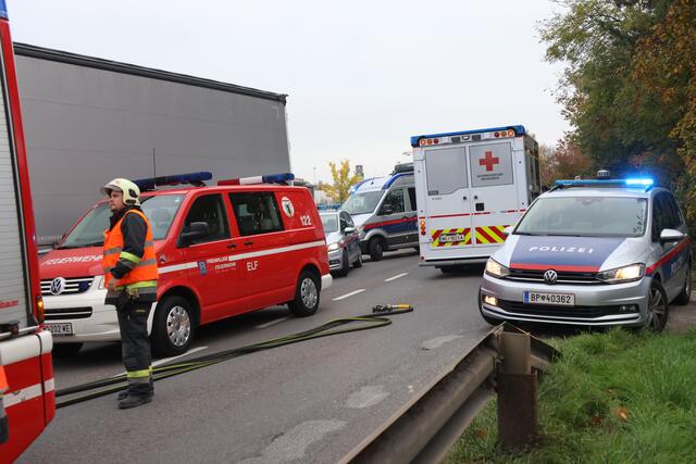 Transportercrash zwischen Wels und Gunskirchen: Drei Fahrzeuge wurden beschädigt und die Wiener Straße musste gesperrt werden. | Foto: laumat.at