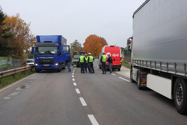 Transportercrash zwischen Wels und Gunskirchen: Drei Fahrzeuge wurden beschädigt und die Wiener Straße musste gesperrt werden. | Foto: laumat.at