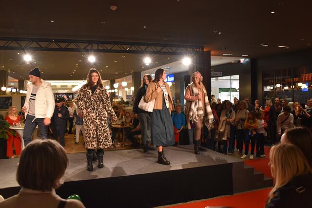 Besucher erwartete auch eine Modenschau.  | Foto: Barbara Fluckinger