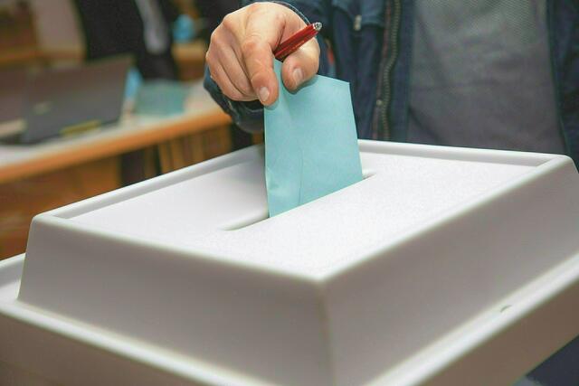Viele Menschen dürfen in Österreich ihre Stimme nicht abgeben. Die Pass Egal Wahl bietet eine symbolische Stimmabgabe an. | Foto: FF WN
