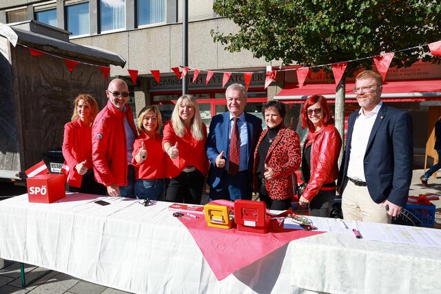 Das Team der SPÖ gab für das Herbstfest und den Stadtparteitag einen "Daumen hoch". | Foto: Mlakar Media