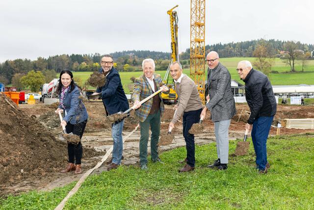 Herbert Gaggl und Astrid Brunner mit Familie Wienerroither beim Spatenstich  | Foto: ÖVPClub