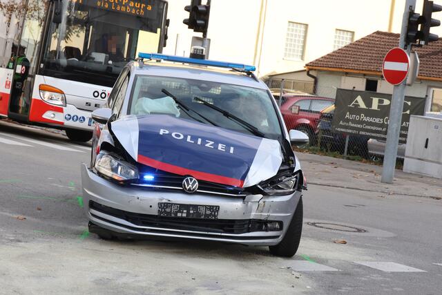Schwerer Crash auf der Eisenhowerstraße in der Welser Innenstadt: Der Zusammenstoß zwischen einem Polizeiauto und einem Volvo forderte fünf Verletzte. | Foto: laumat.at